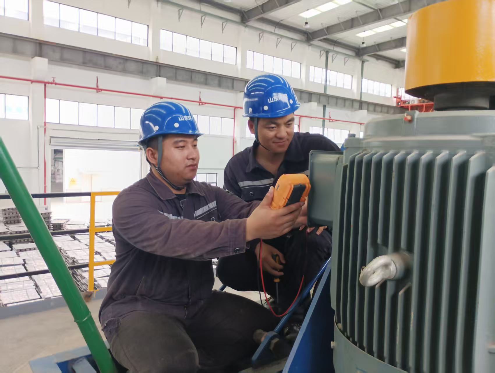 图为景红富（左）与同事一起检修设备.jpg